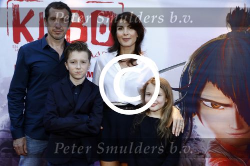 Amsterdam 24 augustus 2016
Premiere Kubo in pathe arena. Kim v Kooten met man Jacob Derwig en hun kinderen