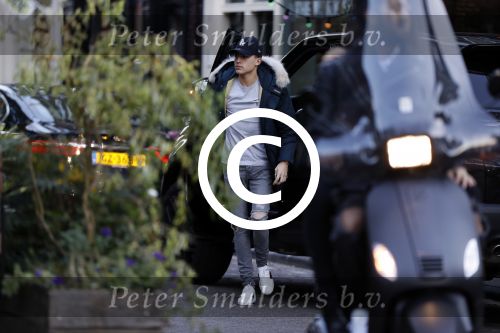 Amsterdam 31 oktober 2016
Lil Kleine in zijn nieuwe range rover sport.