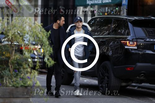 Amsterdam 31 oktober 2016
Lil Kleine in zijn nieuwe range rover sport.