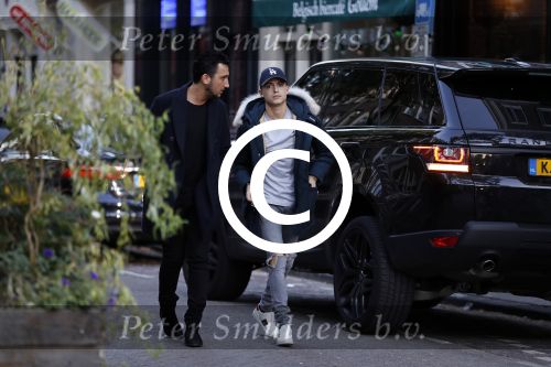 Amsterdam 31 oktober 2016
Lil Kleine in zijn nieuwe range rover sport.