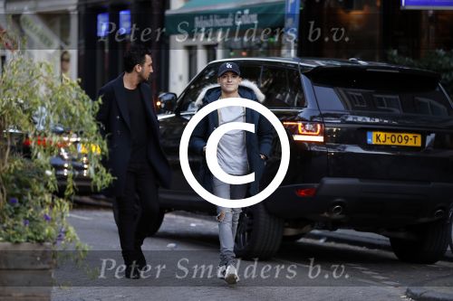 Amsterdam 31 oktober 2016
Lil Kleine in zijn nieuwe range rover sport.