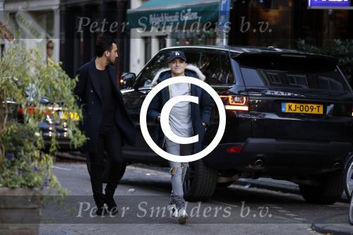 Amsterdam 31 oktober 2016
Lil Kleine in zijn nieuwe range rover sport.