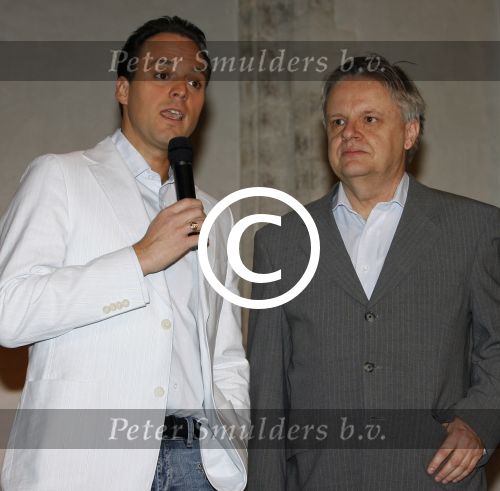 Breda 26 maart 2007
Frans Bauer  kondigt tijdens persconferentie  in Holland casino aan dat hij met Mariska gaat trouwen in 2008.
Peter Smulders bv