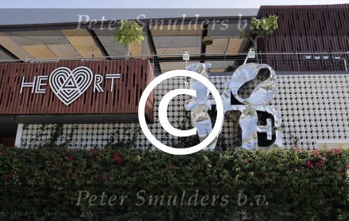 ibiza juli 2016
div abri\'s op ibiza. Zilveren LOVE kunstwerk