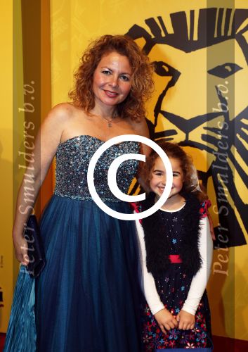 Scheveningen 30 oktober 2016
Premiere the lion king in het circustheater. maaike Widdershoven met dochter
