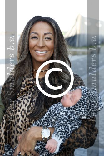 Amsterdam 16 oktober 2016
Wesley Sneijder en Yolanthe Sneijder Cabau vieren de 1e verjaardag van Xess Xava in de Harbour Club en het thema is Lion King. Ook Jessey was er natuurlijk bij. Maria tailor met partner Jeroen v d Berg en hun kinderen