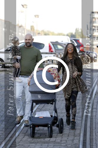 Amsterdam 16 oktober 2016
Wesley Sneijder en Yolanthe Sneijder Cabau vieren de 1e verjaardag van Xess Xava in de Harbour Club en het thema is Lion King. Ook Jessey was er natuurlijk bij. Maria tailor met partner Jeroen v d Berg en hun kinderen