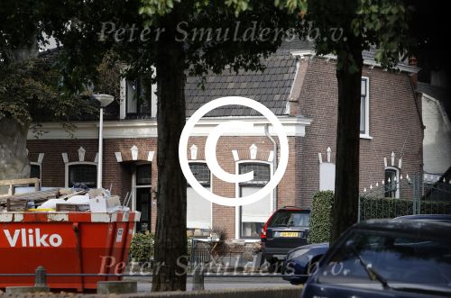 Alphen aan de Rijn 9 oktober 2016
Myrthe Mylius wordt thuis gebracht door (goede) vriend Sebastian Schneberger. Hij heeft een mercedes met vleugeldeuren.
