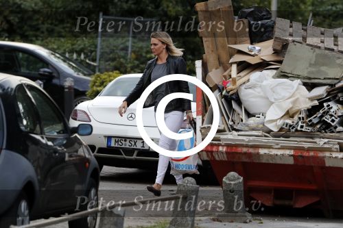 Alphen aan de Rijn 9 oktober 2016
Myrthe Mylius wordt thuis gebracht door (goede) vriend Sebastian Schneberger. Hij heeft een mercedes met vleugeldeuren.