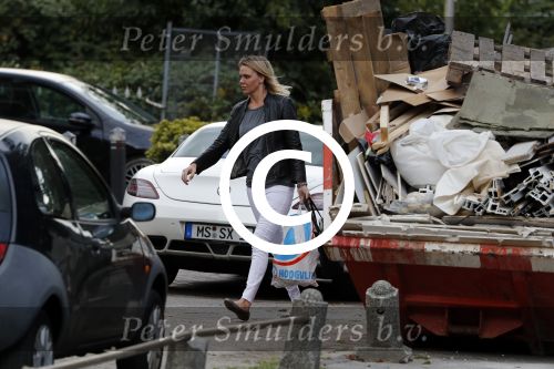 Alphen aan de Rijn 9 oktober 2016
Myrthe Mylius wordt thuis gebracht door (goede) vriend Sebastian Schneberger. Hij heeft een mercedes met vleugeldeuren.
