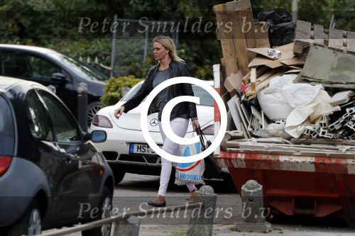 Alphen aan de Rijn 9 oktober 2016
Myrthe Mylius wordt thuis gebracht door (goede) vriend Sebastian Schneberger. Hij heeft een mercedes met vleugeldeuren.