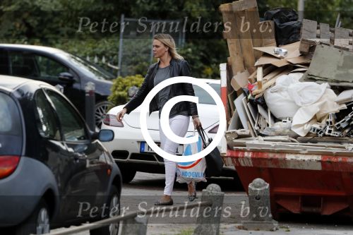 Alphen aan de Rijn 9 oktober 2016
Myrthe Mylius wordt thuis gebracht door (goede) vriend Sebastian Schneberger. Hij heeft een mercedes met vleugeldeuren.