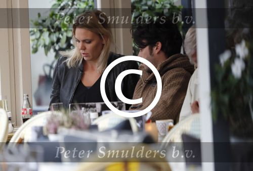 Amsterdam 18 oktober 2016
Myrthe Mylius met haar nieuwe vriend Sebastian Schneberger op terras in Amsterdam en onderweg naar Riviera Maison.