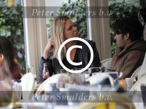 Amsterdam 18 oktober 2016
Myrthe Mylius met haar nieuwe vriend Sebastian Schneberger op terras in Amsterdam en onderweg naar Riviera Maison.