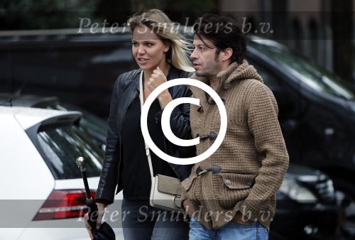 Amsterdam 18 oktober 2016
Myrthe Mylius met haar nieuwe vriend Sebastian Schneberger op terras in Amsterdam en onderweg naar Riviera Maison.