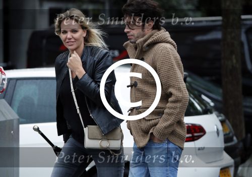 Amsterdam 18 oktober 2016
Myrthe Mylius met haar nieuwe vriend Sebastian Schneberger op terras in Amsterdam en onderweg naar Riviera Maison.