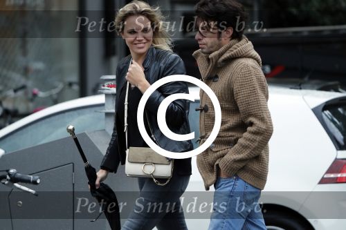 Amsterdam 18 oktober 2016
Myrthe Mylius met haar nieuwe vriend Sebastian Schneberger op terras in Amsterdam en onderweg naar Riviera Maison.