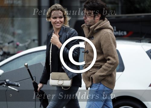 Amsterdam 18 oktober 2016
Myrthe Mylius met haar nieuwe vriend Sebastian Schneberger op terras in Amsterdam en onderweg naar Riviera Maison.