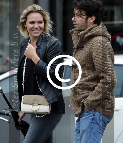 Amsterdam 18 oktober 2016
Myrthe Mylius met haar nieuwe vriend Sebastian Schneberger op terras in Amsterdam en onderweg naar Riviera Maison.