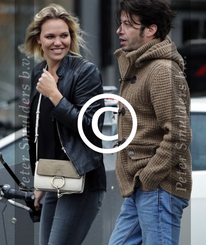 Amsterdam 18 oktober 2016
Myrthe Mylius met haar nieuwe vriend Sebastian Schneberger op terras in Amsterdam en onderweg naar Riviera Maison.