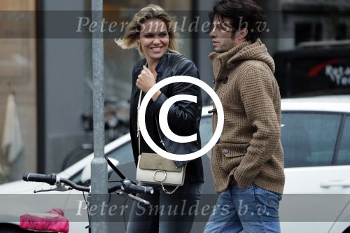 Amsterdam 18 oktober 2016
Myrthe Mylius met haar nieuwe vriend Sebastian Schneberger op terras in Amsterdam en onderweg naar Riviera Maison.