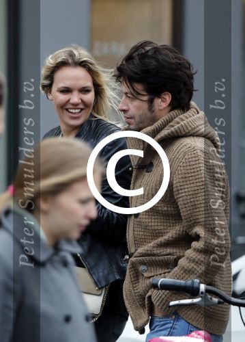 Amsterdam 18 oktober 2016
Myrthe Mylius met haar nieuwe vriend Sebastian Schneberger op terras in Amsterdam en onderweg naar Riviera Maison.