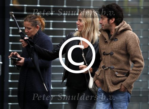 Amsterdam 18 oktober 2016
Myrthe Mylius met haar nieuwe vriend Sebastian Schneberger op terras in Amsterdam en onderweg naar Riviera Maison.