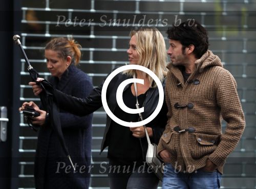Amsterdam 18 oktober 2016
Myrthe Mylius met haar nieuwe vriend Sebastian Schneberger op terras in Amsterdam en onderweg naar Riviera Maison.