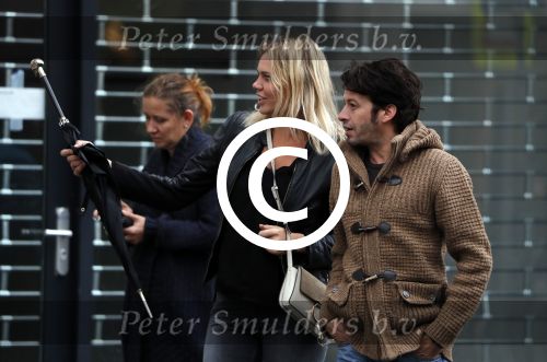 Amsterdam 18 oktober 2016
Myrthe Mylius met haar nieuwe vriend Sebastian Schneberger op terras in Amsterdam en onderweg naar Riviera Maison.