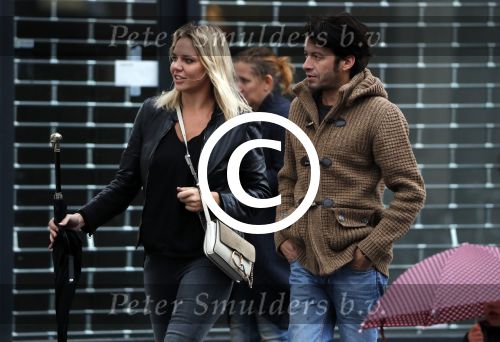 Amsterdam 18 oktober 2016
Myrthe Mylius met haar nieuwe vriend Sebastian Schneberger op terras in Amsterdam en onderweg naar Riviera Maison.