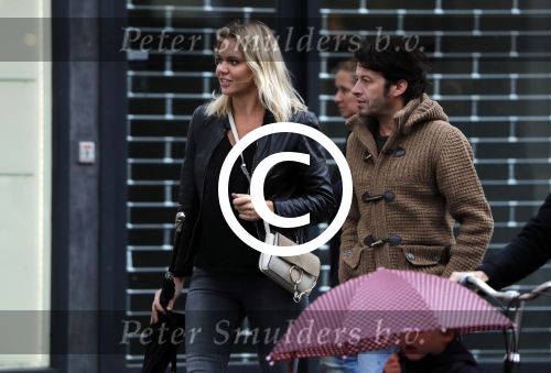 Amsterdam 18 oktober 2016
Myrthe Mylius met haar nieuwe vriend Sebastian Schneberger op terras in Amsterdam en onderweg naar Riviera Maison.
