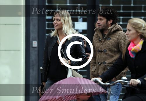 Amsterdam 18 oktober 2016
Myrthe Mylius met haar nieuwe vriend Sebastian Schneberger op terras in Amsterdam en onderweg naar Riviera Maison.