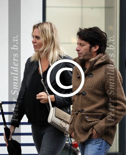 Amsterdam 18 oktober 2016
Myrthe Mylius met haar nieuwe vriend Sebastian Schneberger op terras in Amsterdam en onderweg naar Riviera Maison.