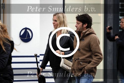 Amsterdam 18 oktober 2016
Myrthe Mylius met haar nieuwe vriend Sebastian Schneberger op terras in Amsterdam en onderweg naar Riviera Maison.