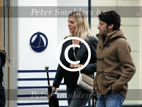Amsterdam 18 oktober 2016
Myrthe Mylius met haar nieuwe vriend Sebastian Schneberger op terras in Amsterdam en onderweg naar Riviera Maison.