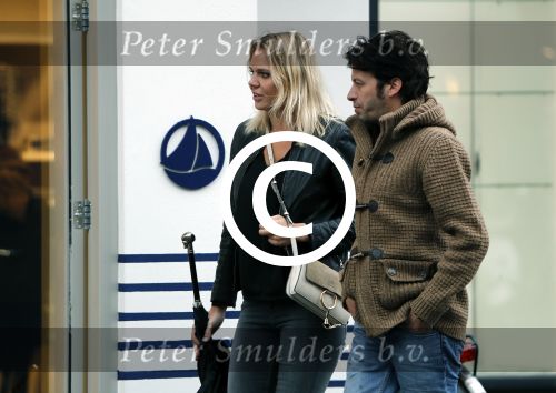 Amsterdam 18 oktober 2016
Myrthe Mylius met haar nieuwe vriend Sebastian Schneberger op terras in Amsterdam en onderweg naar Riviera Maison.