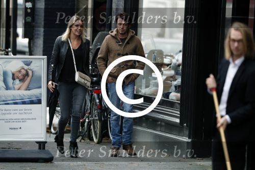 Amsterdam 18 oktober 2016
Myrthe Mylius met haar nieuwe vriend Sebastian Schneberger op terras in Amsterdam en onderweg naar Riviera Maison.