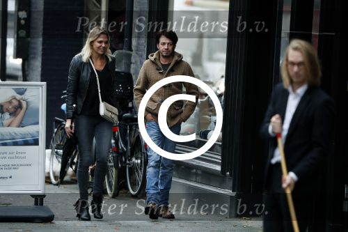 Amsterdam 18 oktober 2016
Myrthe Mylius met haar nieuwe vriend Sebastian Schneberger op terras in Amsterdam en onderweg naar Riviera Maison.