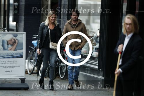 Amsterdam 18 oktober 2016
Myrthe Mylius met haar nieuwe vriend Sebastian Schneberger op terras in Amsterdam en onderweg naar Riviera Maison.