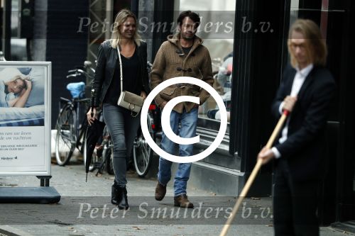 Amsterdam 18 oktober 2016
Myrthe Mylius met haar nieuwe vriend Sebastian Schneberger op terras in Amsterdam en onderweg naar Riviera Maison.