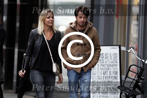 Amsterdam 18 oktober 2016
Myrthe Mylius met haar nieuwe vriend Sebastian Schneberger op terras in Amsterdam en onderweg naar Riviera Maison.