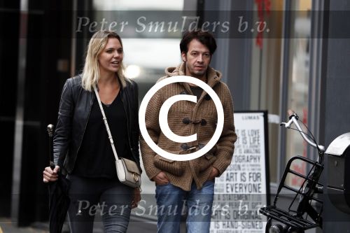 Amsterdam 18 oktober 2016
Myrthe Mylius met haar nieuwe vriend Sebastian Schneberger op terras in Amsterdam en onderweg naar Riviera Maison.
