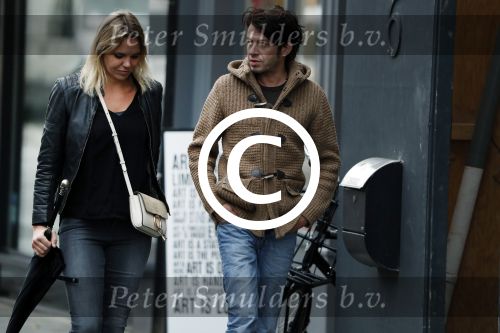 Amsterdam 18 oktober 2016
Myrthe Mylius met haar nieuwe vriend Sebastian Schneberger op terras in Amsterdam en onderweg naar Riviera Maison.