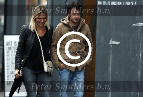 Amsterdam 18 oktober 2016
Myrthe Mylius met haar nieuwe vriend Sebastian Schneberger op terras in Amsterdam en onderweg naar Riviera Maison.