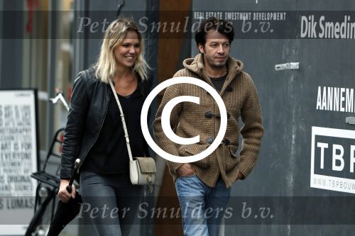 Amsterdam 18 oktober 2016
Myrthe Mylius met haar nieuwe vriend Sebastian Schneberger op terras in Amsterdam en onderweg naar Riviera Maison.