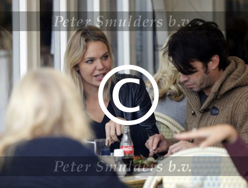 Amsterdam 18 oktober 2016
Myrthe Mylius met haar nieuwe vriend Sebastian Schneberger op terras in Amsterdam en onderweg naar Riviera Maison.