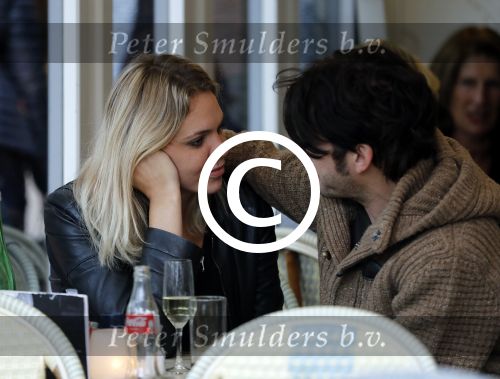 Amsterdam 18 oktober 2016
Myrthe Mylius met haar nieuwe vriend Sebastian Schneberger op terras in Amsterdam en onderweg naar Riviera Maison.
