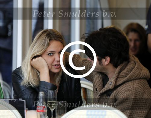 Amsterdam 18 oktober 2016
Myrthe Mylius met haar nieuwe vriend Sebastian Schneberger op terras in Amsterdam en onderweg naar Riviera Maison.