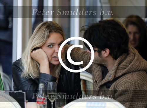 Amsterdam 18 oktober 2016
Myrthe Mylius met haar nieuwe vriend Sebastian Schneberger op terras in Amsterdam en onderweg naar Riviera Maison.