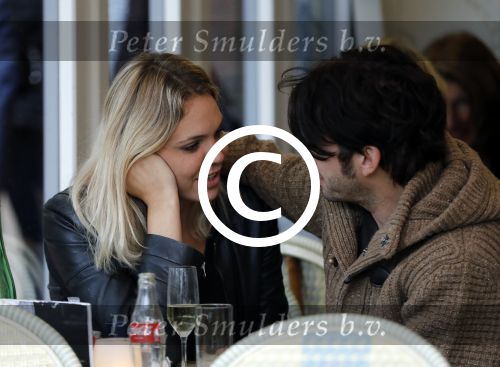 Amsterdam 18 oktober 2016
Myrthe Mylius met haar nieuwe vriend Sebastian Schneberger op terras in Amsterdam en onderweg naar Riviera Maison.